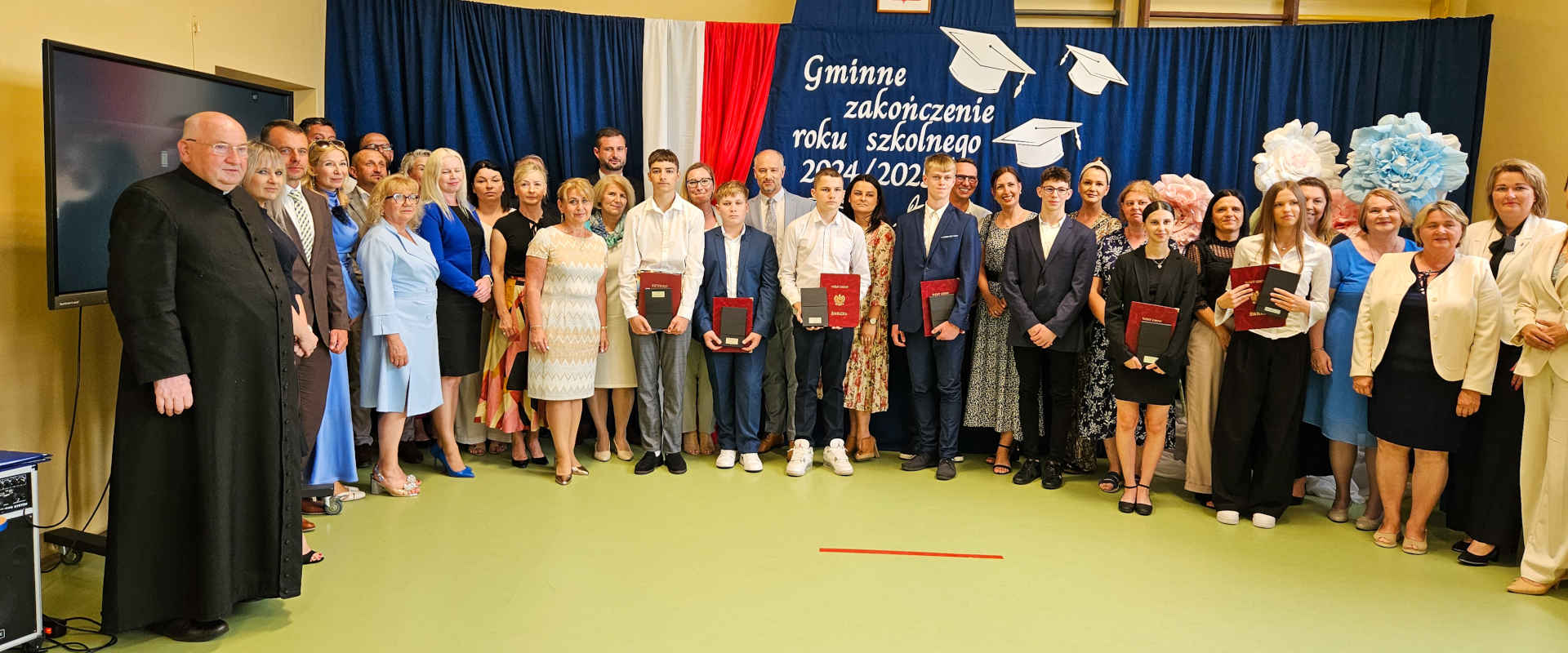 Zdjęcie grupowe uczestników zakończenia roku szkolnego