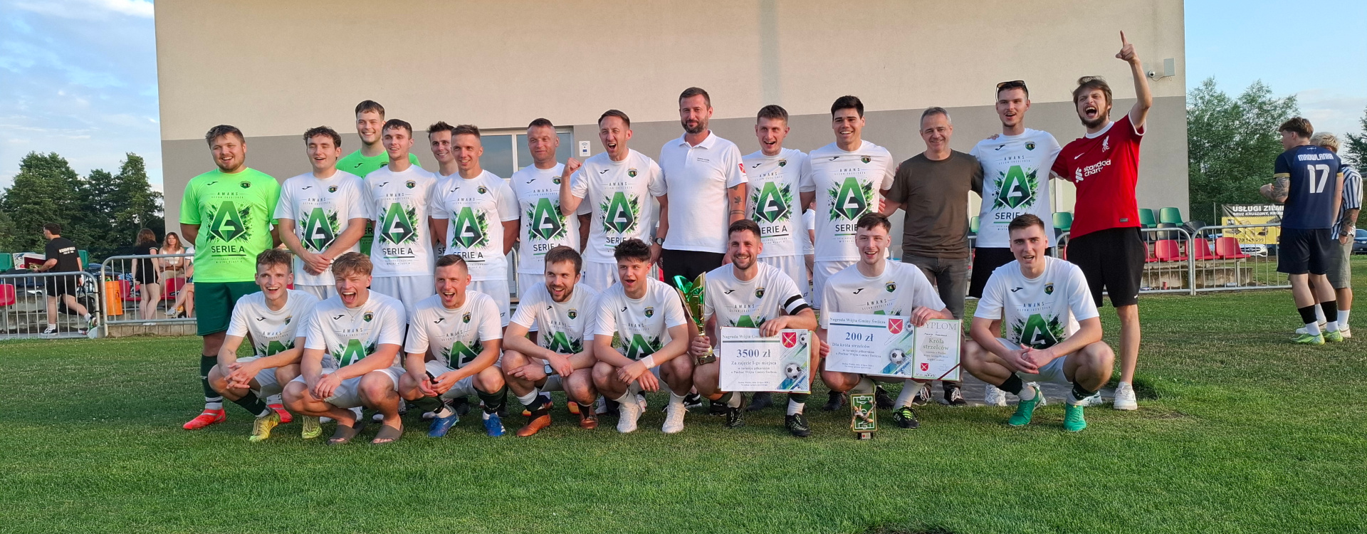 Zdjęcie zbiorowe drużyny piłkarskiej z&nbsp;w&oacute;jtem