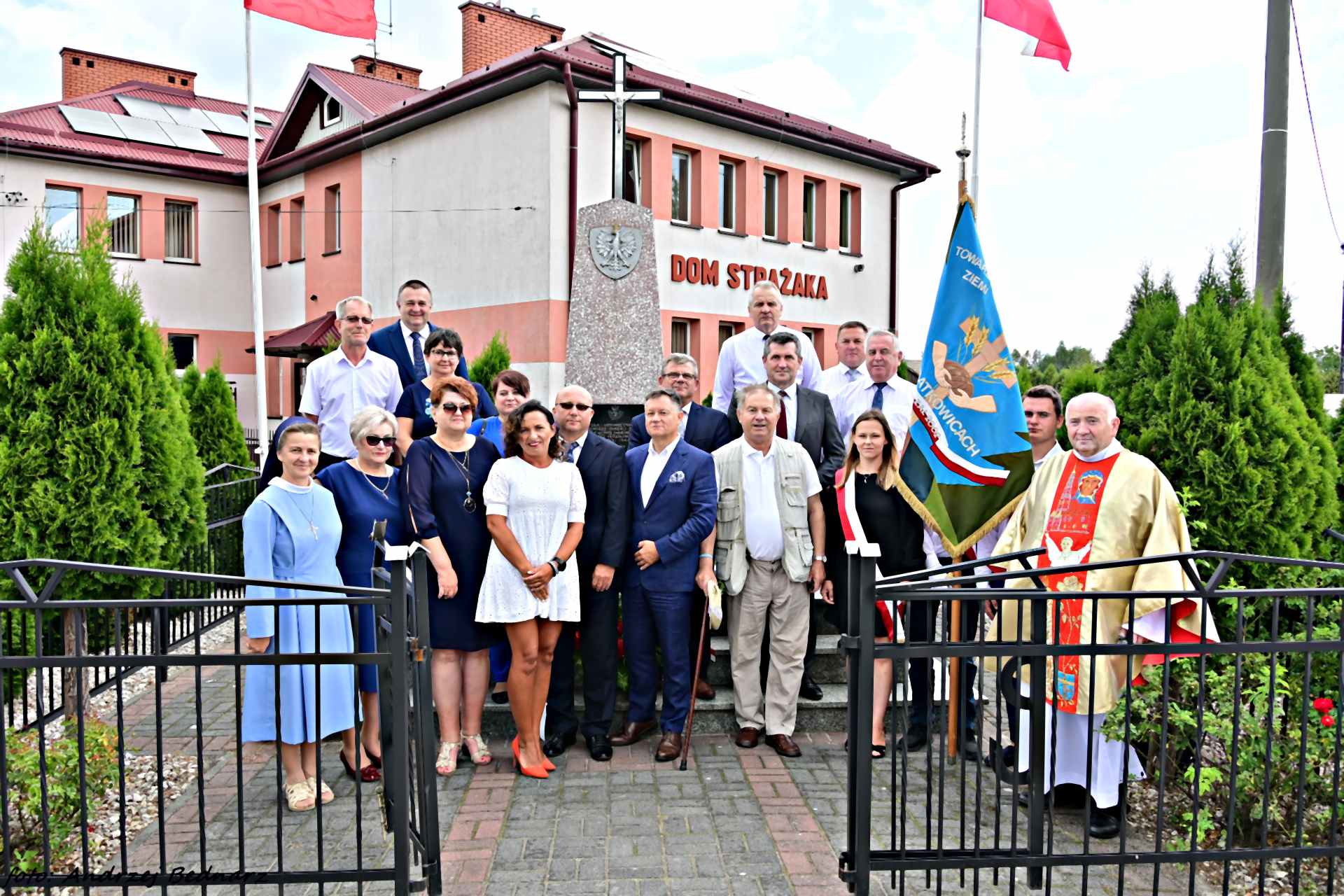 Zdjęcie grupowe przed pomnikiem