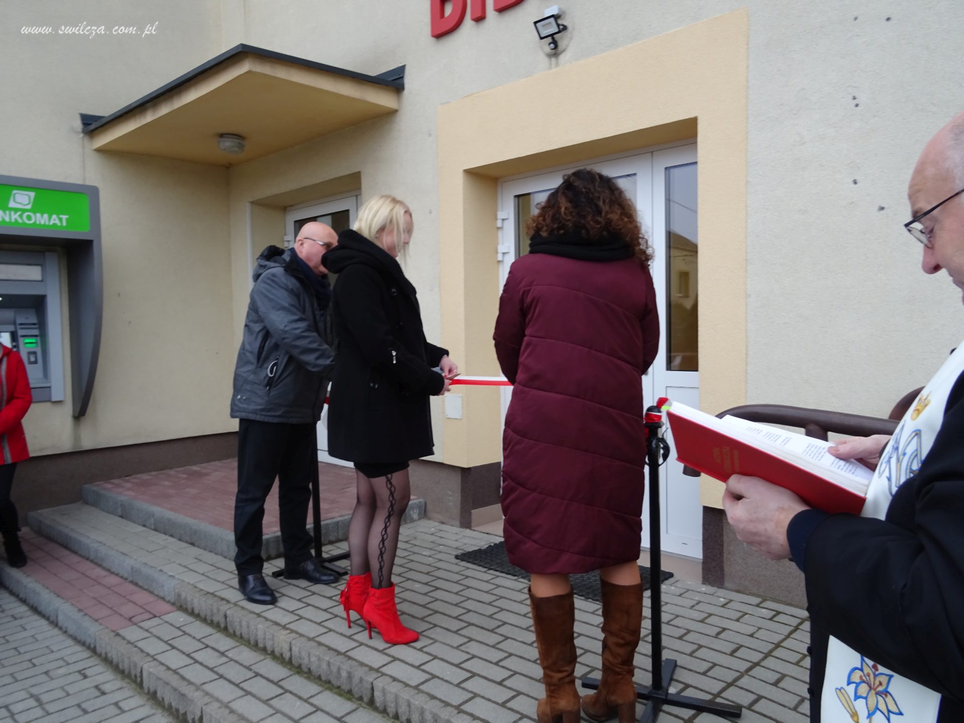 Wójt Gminy Adam Dziedzic wraz z Dyrektor Gminnej Biblioteki Publicznej podczas przecinania wstęgi