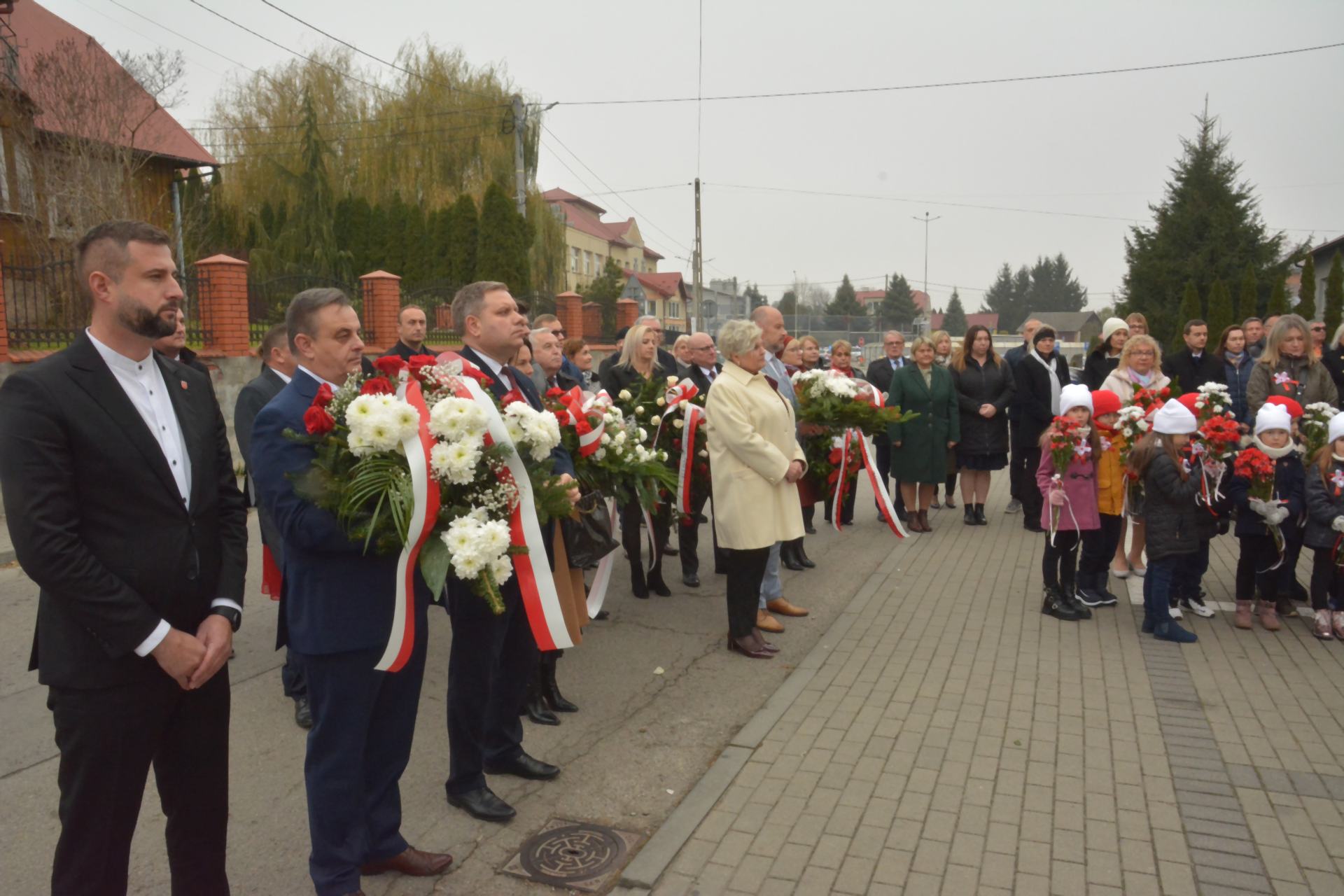 Delegacje z wiązankami kwiatów