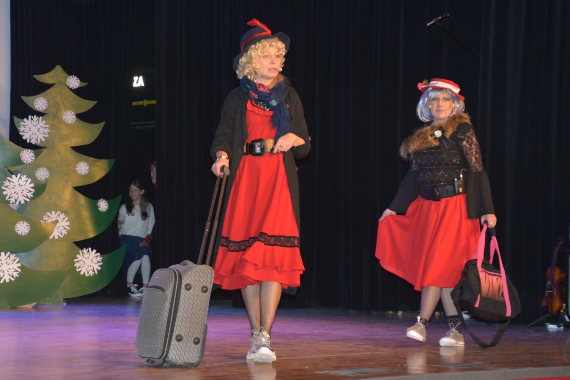 Dwie kobiety w przebraniach starszych