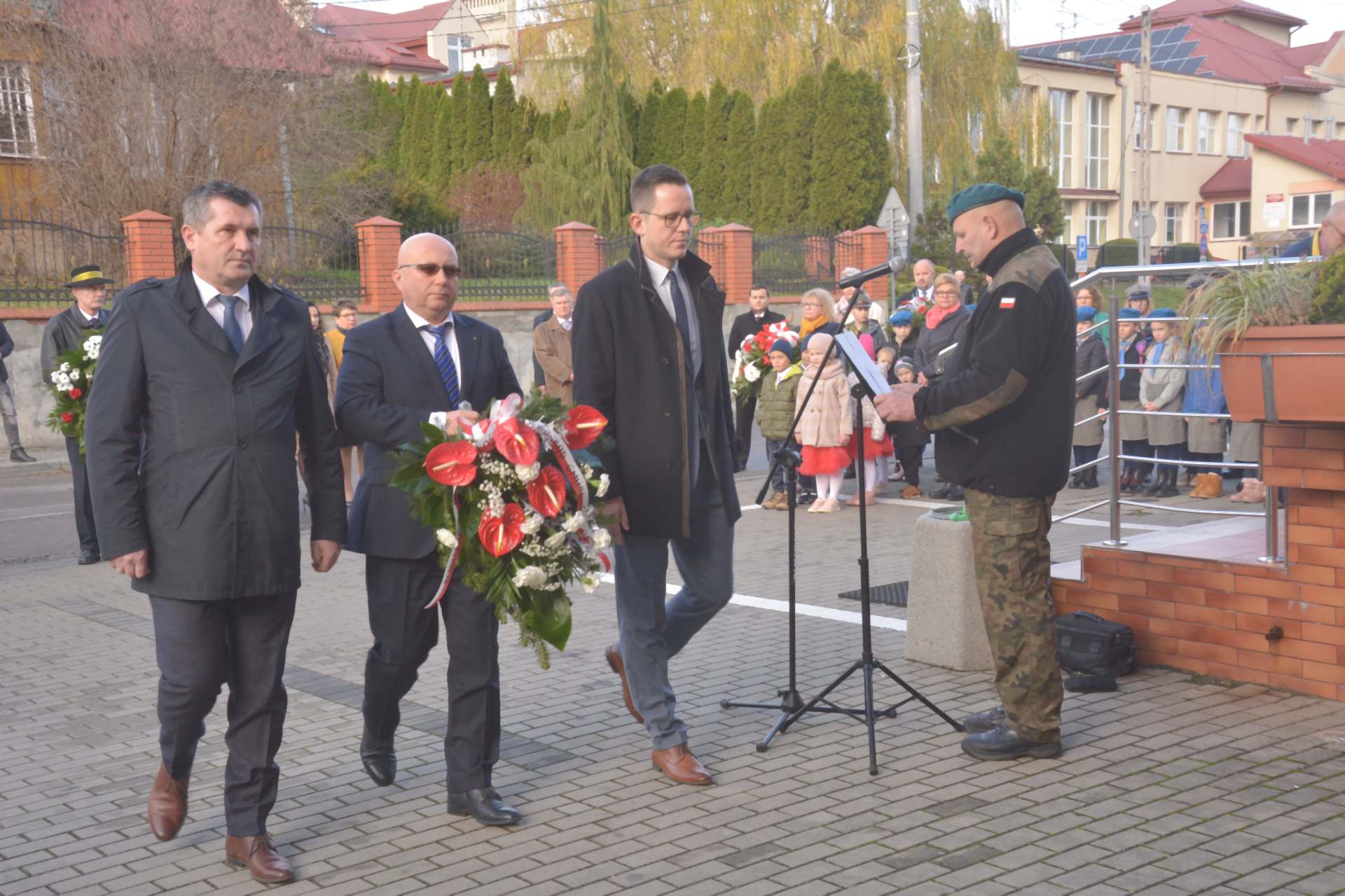 Wójt gminy Świlcza niesie kwiaty