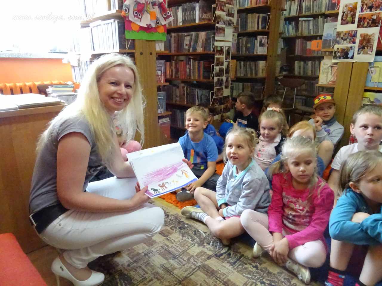 Pani Dyrektor Bibliotek czyta dzień książkę