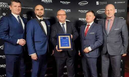 Zdjęcie pamiątkowe podczas odebrania nagrody
