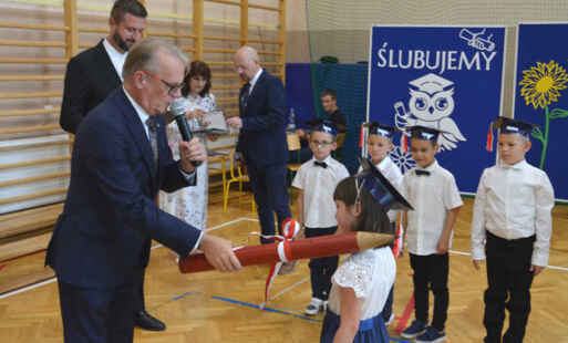 Dyrektor Ostrowski podczas pasowania na ucznia