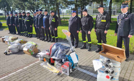 Zdjęcie grupowe strażaków z otrzymanym sprzętem