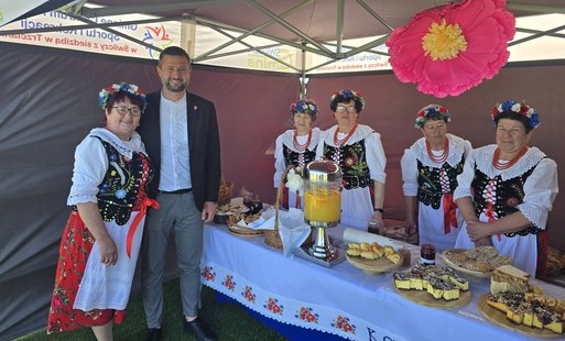 Uczestnicy spotkania na polu golfowym