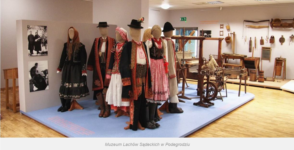 Stroje ludowe na manekinach