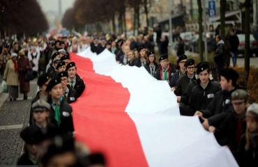 Harcerze trzymają flagę biało-czerwoną