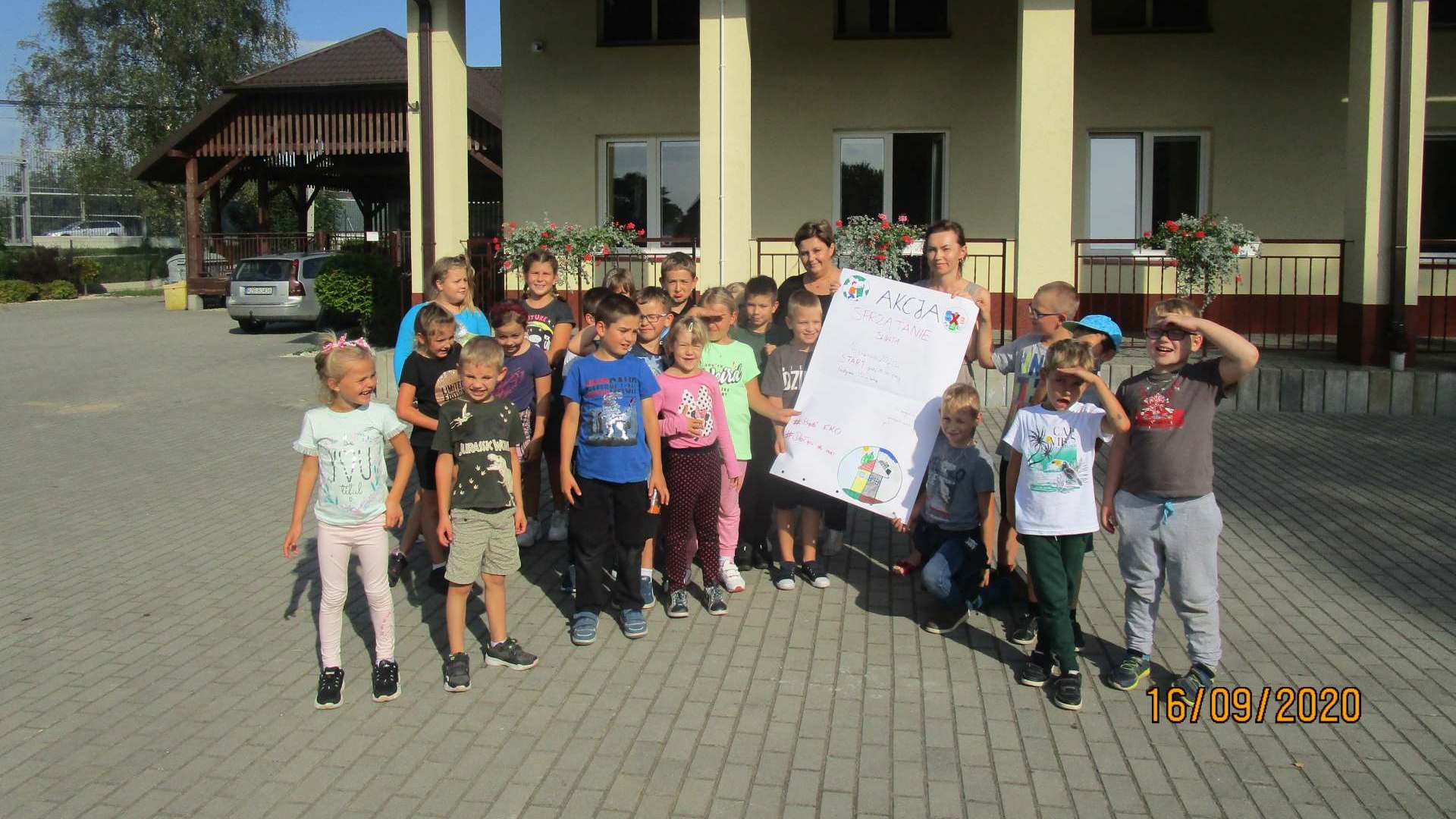 Dzieci ze Świetlicy podczas akcji Sprzątanie świata