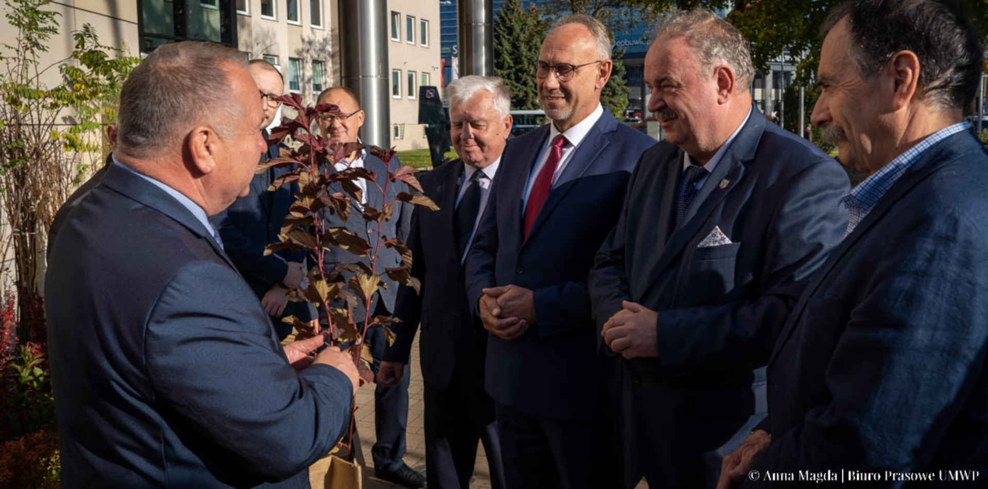 Symboliczne przekazanie sadzonek roślin miododajnych