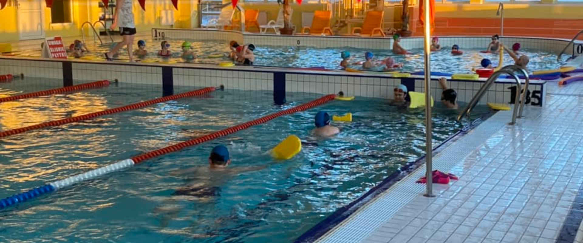 Dzieci na basenie w Głogowie Małopolskim