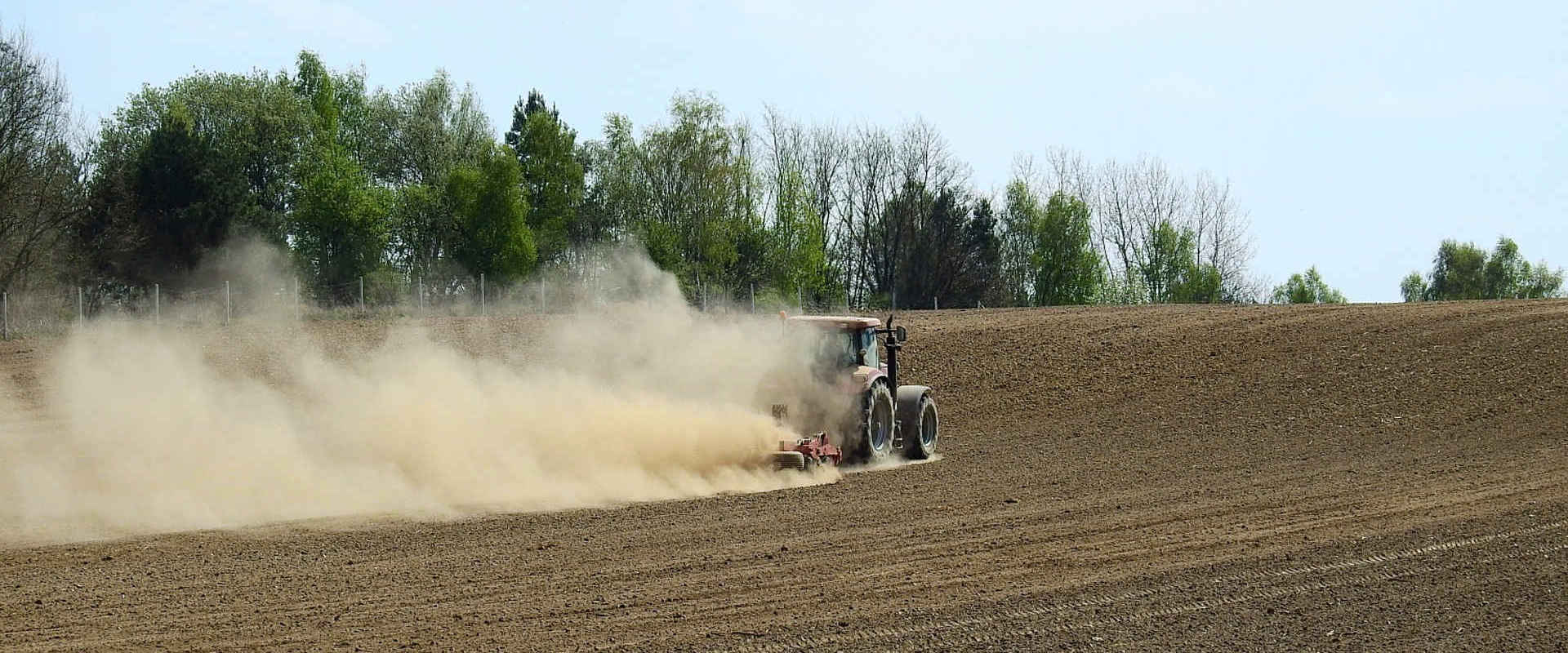 Traktor na polu ornym