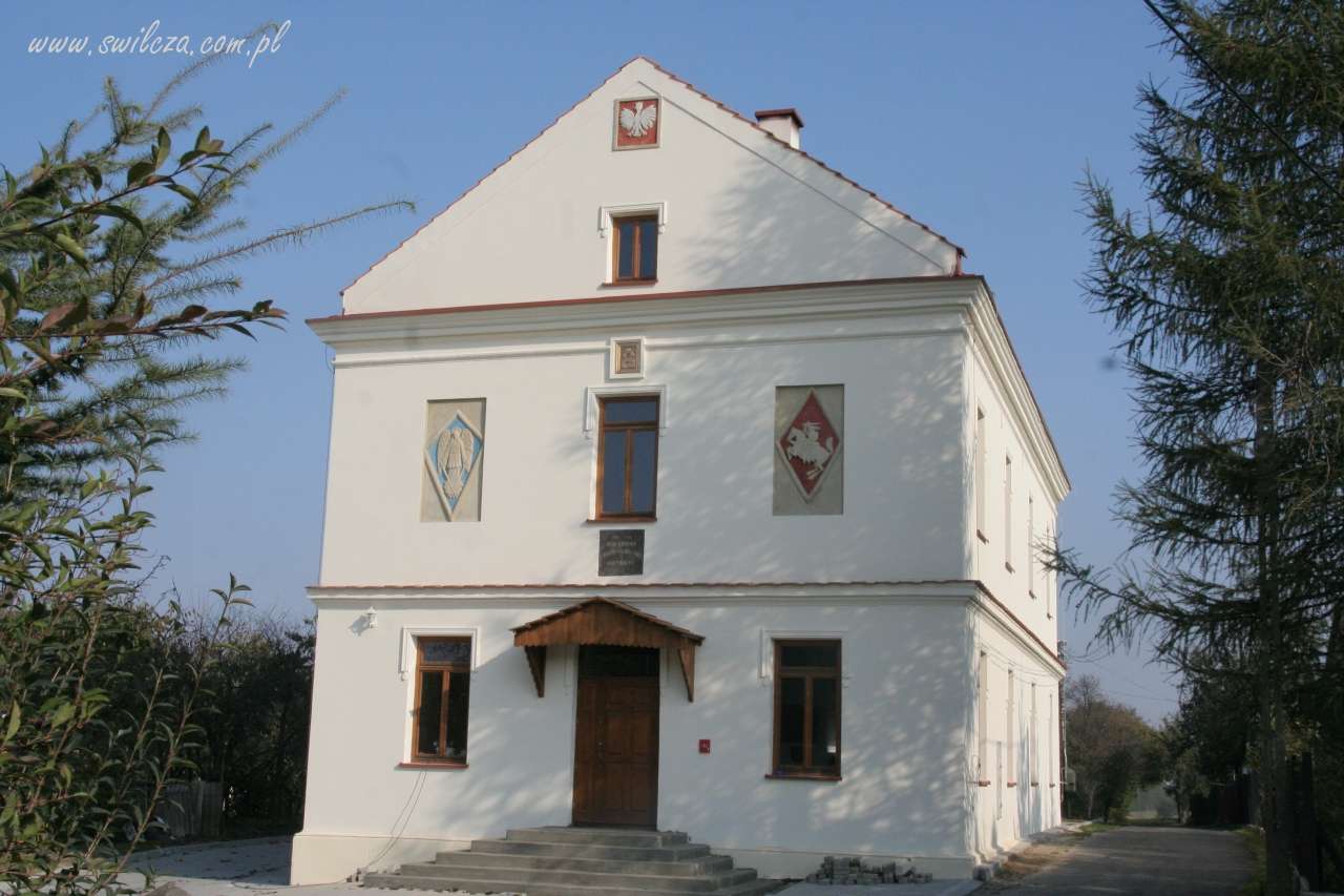 Widok budynku Regionalnego Domu Tradycji Ludowych w Trzcianie